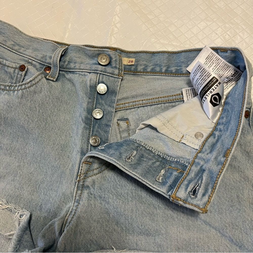 Levi’s Wedgie Jean Shorts Cutoffs Raw Hem Light Wash Button Fly Premium Size 28 - Picture 9 of 15